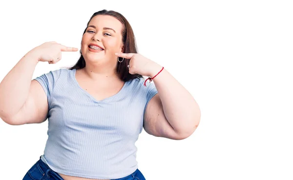 Joven Mujer Talla Grande Vistiendo Ropa Casual Sonriendo Alegre Mostrando — Foto de Stock