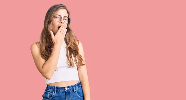 Bella Giovane Donna Caucasica Con Indosso Vestiti Casual Occhiali Annoiato — Foto Stock