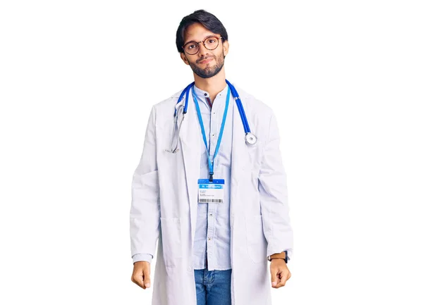 Jóképű Spanyol Férfi Orvosi Egyenruhában Sztetoszkóppal Komoly Arckifejezéssel Egyszerű Természetes — Stock Fotó