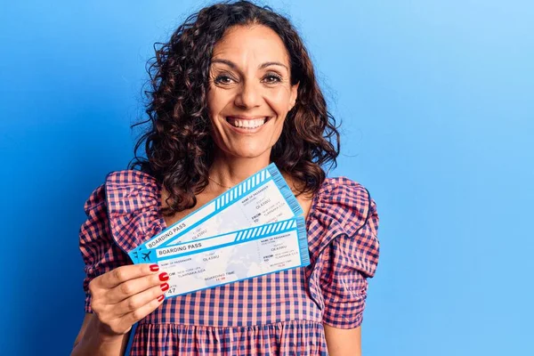 Mujer Hermosa Mediana Edad Sosteniendo Línea Aérea Tarjeta Embarque Mirando —  Fotos de Stock