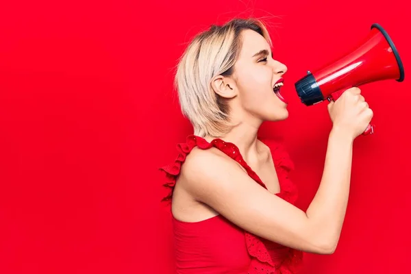 Mulher Loira Bonita Nova Com Expressão Irritada Gritando Alto Usando — Fotografia de Stock