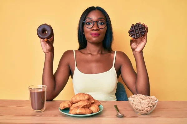 Egy Fiatal Afro Amerikai Csokifánkot Gofrit Tart Reggelire Vicces Arccal — Stock Fotó