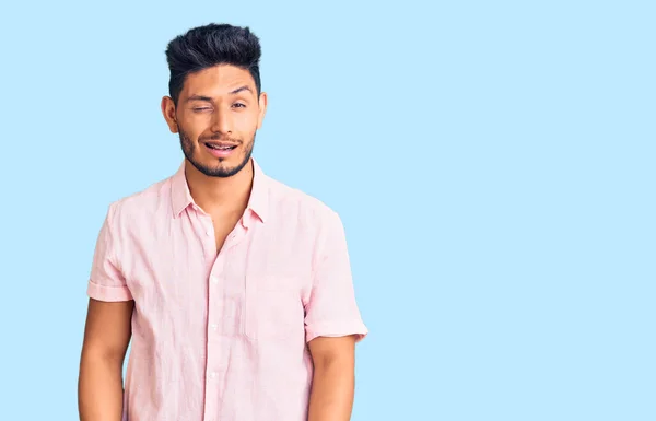 Bonito Jovem Latino Americano Vestindo Camisa Verão Casual Piscando Olhando — Fotografia de Stock