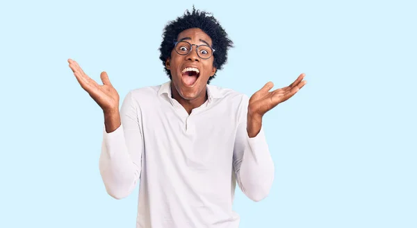 Hombre Afroamericano Guapo Con Pelo Afro Vistiendo Ropa Casual Gafas —  Fotos de Stock