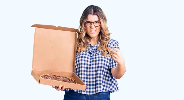 Mulher Branca Jovem Segurando Entrega Caixa Pizza Irritado Frustrado Gritando — Fotografia de Stock