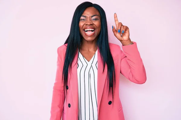 Junge Afrikanisch Amerikanische Frau Businesskleidung Zeigt Mit Erhobenem Zeigefinger Auf — Stockfoto