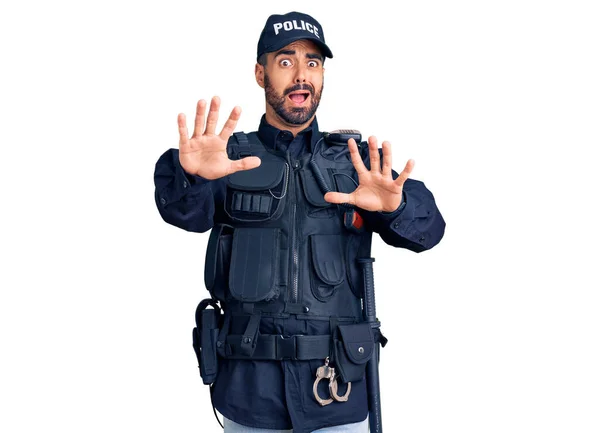 Joven Hispano Vestido Con Uniforme Policía Asustado Aterrorizado Por Expresión — Foto de Stock