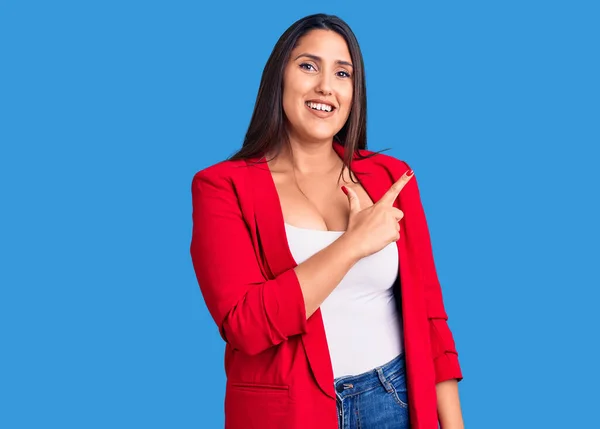 Joven Mujer Morena Hermosa Con Ropa Elegante Alegre Con Una — Foto de Stock