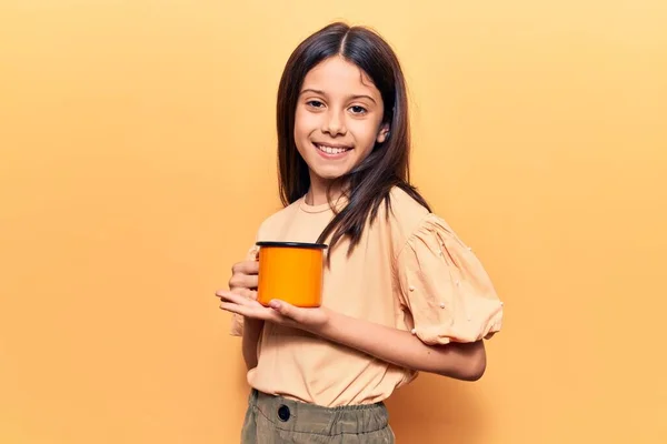 Schöne Kindermädchen Mit Kaffee Sieht Positiv Und Glücklich Stehend Und — Stockfoto