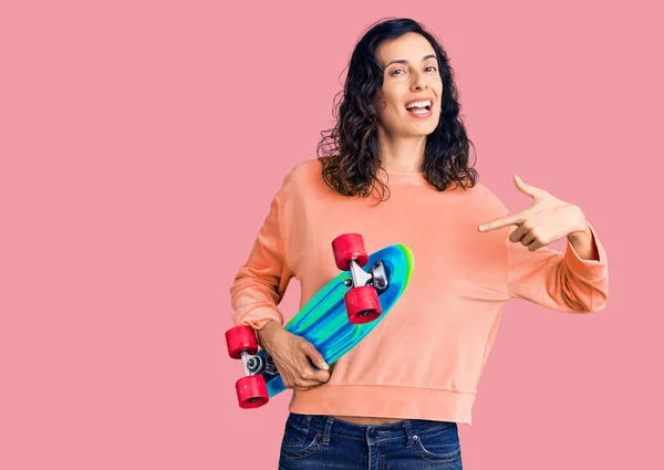 Jovem Bela Mulher Hispânica Segurando Skate Sorrindo Feliz Apontando Com — Fotografia de Stock
