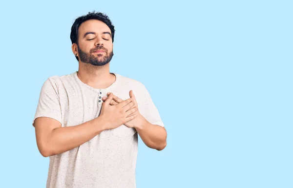 Giovane Uomo Ispanico Indossa Abiti Casual Sorridente Con Mani Sul — Foto Stock