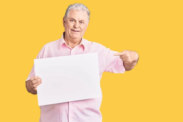 Hombre Pelo Gris Mayor Sosteniendo Banner Vacío Blanco Sonriendo Feliz — Foto de Stock