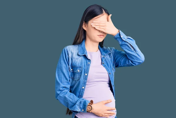 Jonge Mooie Chinese Vrouw Zwanger Verwacht Baby Bedekken Ogen Met — Stockfoto