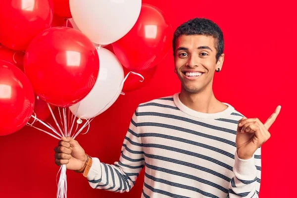 Jeune Homme Afro Américain Tenant Des Ballons Souriant Heureux Pointant — Photo