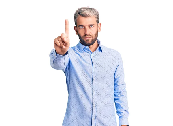Mladý Pohledný Blonďatý Muž Elegantní Košili Ukazující Prstem Nahoru Rozzlobeným — Stock fotografie