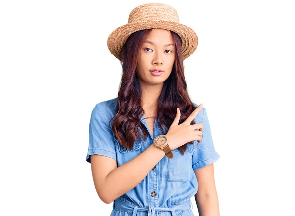 Joven Hermosa Chica China Con Sombrero Verano Señalando Con Dedo — Foto de Stock