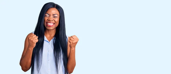 Mujer Afroamericana Joven Vistiendo Ropa Casual Emocionada Por Éxito Con — Foto de Stock