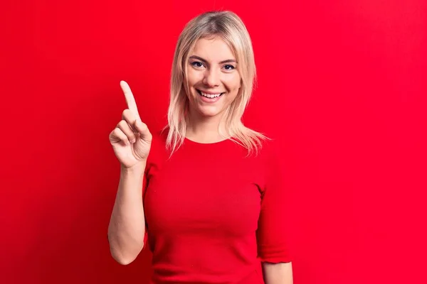 Jovem Mulher Loira Bonita Vestindo Casual Camiseta Vermelha Sobre Fundo — Fotografia de Stock