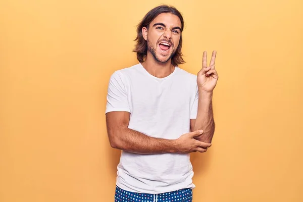 Ein Junger Gutaussehender Mann Lässiger Kleidung Lächelt Mit Glücklichem Gesicht — Stockfoto