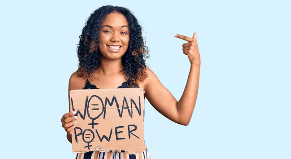Młoda Afrykańska Dziewczyna Trzyma Kobietę Power Banner Wskazując Palcem Siebie — Zdjęcie stockowe