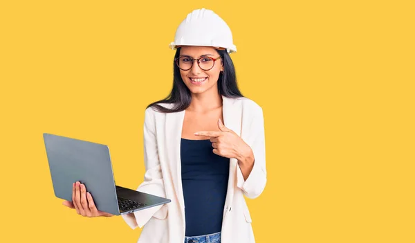 Jong Mooi Latijn Meisje Dragen Architect Hardhat Holding Laptop Lachend — Stockfoto