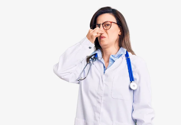 Ung Vacker Kvinna Bär Läkare Stetoskop Och Glasögon Luktar Något — Stockfoto