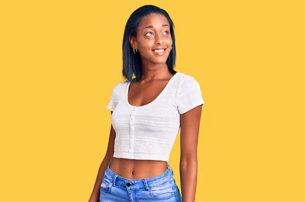 Ung Afrikansk Amerikansk Kvinna Klädd Avslappnade Kläder Tittar Bort Till — Stockfoto