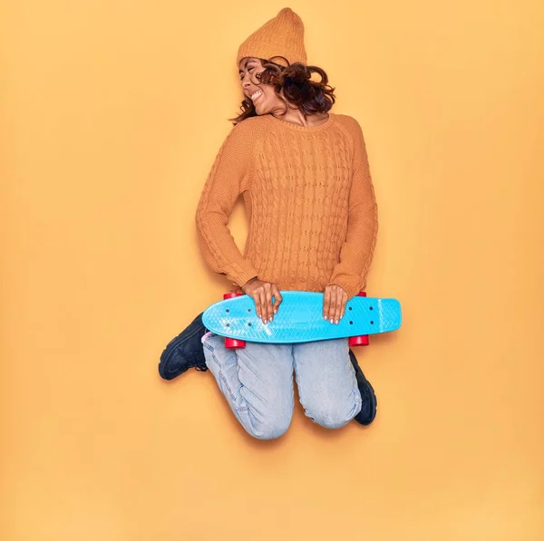 Jonge Mooie Latin Skater Vrouw Die Blij Lacht Springen Met — Stockfoto