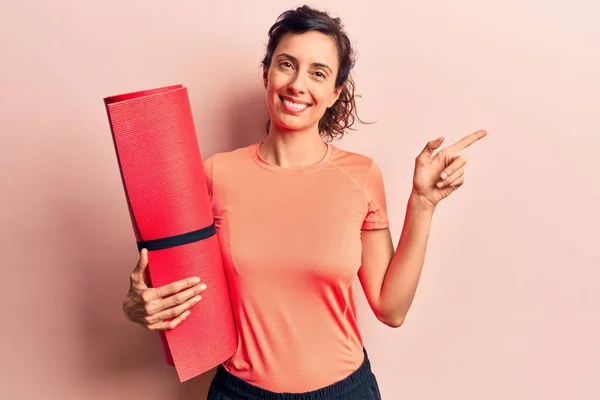 Genç Güzel Spanyol Kadın Yoga Minderi Tutuyor Gülümsüyor Mutlu Bir — Stok fotoğraf