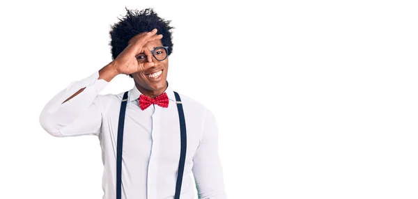 Hombre Afroamericano Guapo Con Pelo Afro Vistiendo Hipster Elegante Mirada — Foto de Stock