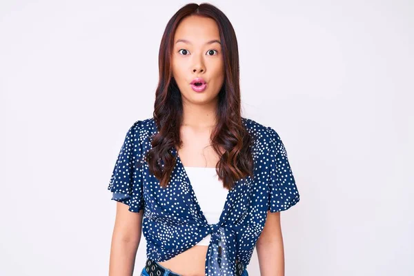 Молодая Красивая Китайская Девушка Повседневной Одежде Испугался Поражен Открытым Ртом — стоковое фото