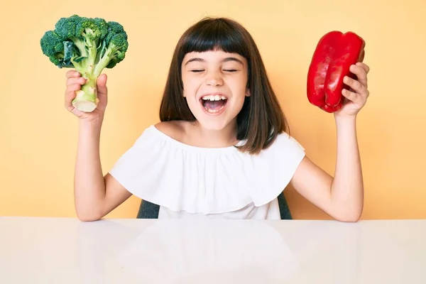 Ung Liten Flicka Med Bang Håller Broccoli Och Röd Paprika — Stockfoto