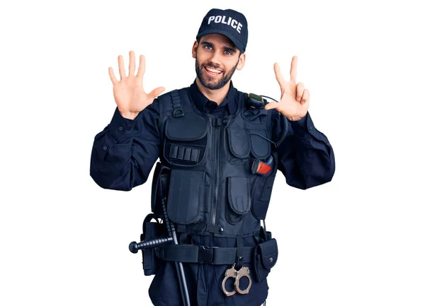 Jovem Homem Bonito Com Barba Vestindo Uniforme Policial Mostrando Apontando — Fotografia de Stock