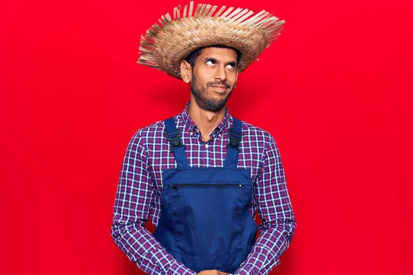 Νεαρός Λατίνος Άντρας Καπέλο Αγρότη Και Ποδιά Χαμογελώντας Κοιτάζοντας Στο — Φωτογραφία Αρχείου