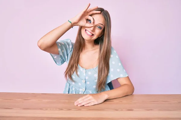 Genç Sarışın Kız Gündelik Giysiler Içinde Masaya Oturmuş Gülümsüyor Mutlu — Stok fotoğraf