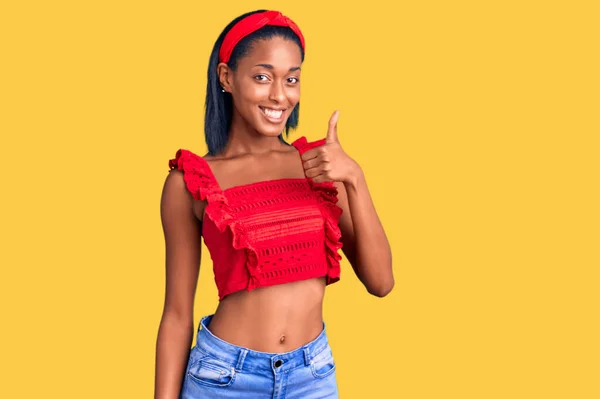 Joven Mujer Afroamericana Vistiendo Ropa Verano Casual Sonriendo Feliz Positiva —  Fotos de Stock