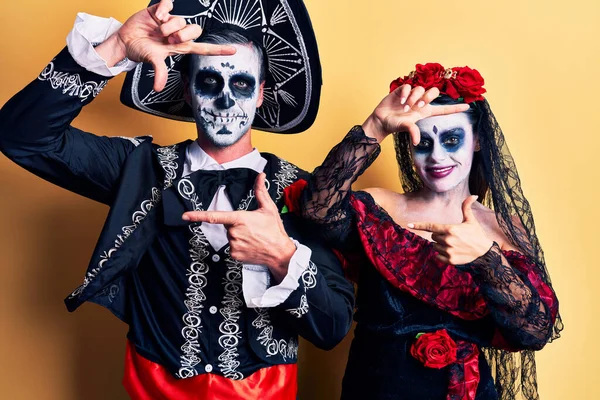 Meksika Ölü Kostümünü Giyip Gülümseyen Genç Bir Çift Elleri Parmakları — Stok fotoğraf