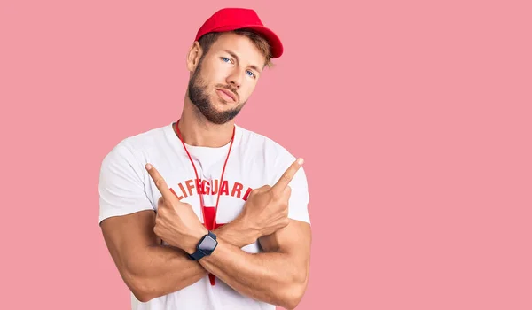 Junger Kaukasischer Mann Bademeister Shirt Mit Trillerpfeife Die Mit Den — Stockfoto