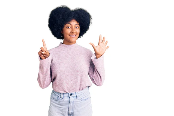 Chica Afroamericana Joven Con Ropa Casual Mostrando Apuntando Hacia Arriba —  Fotos de Stock