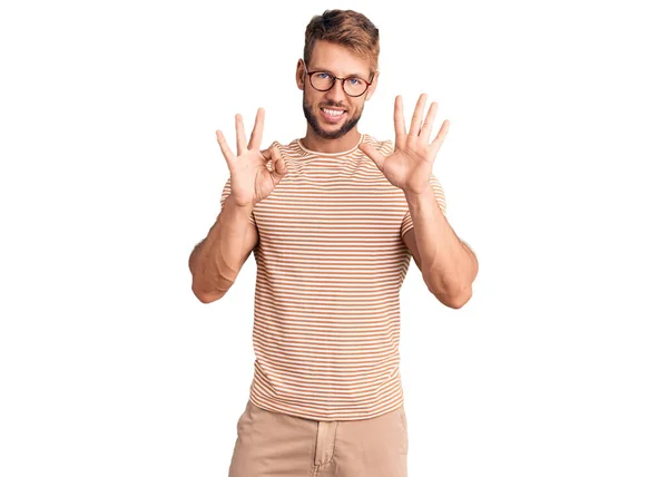 Jonge Blanke Man Draagt Casual Kleding Bril Tonen Wijzen Met — Stockfoto