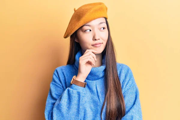 Young Beautiful Chinese Woman Wearing Turtleneck Sweater French Beret Thinking — Stock Photo, Image