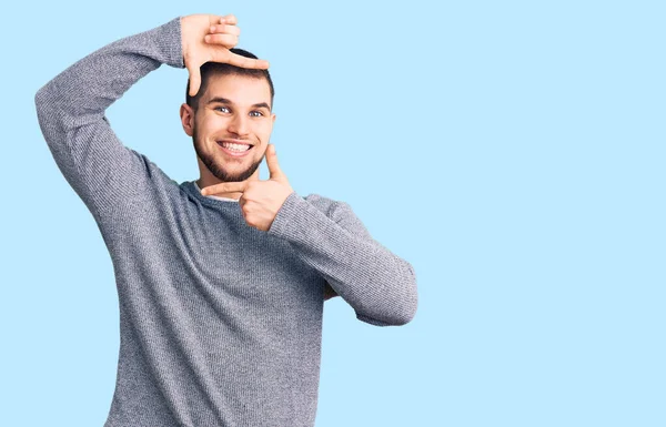 Homem Bonito Jovem Vestindo Camisola Casual Sorrindo Fazendo Quadro Com — Fotografia de Stock