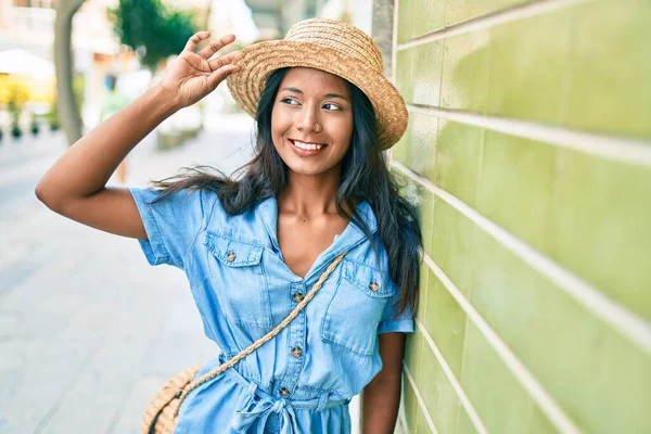 Młoda Piękna Hinduska Kobieta Letnim Kapeluszu Pochylając Się Ścianie Uśmiechając — Zdjęcie stockowe
