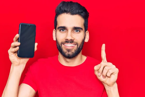 Young Handsome Man Beard Holding Smartphone Showing Screen Smiling Idea — Stock Photo, Image