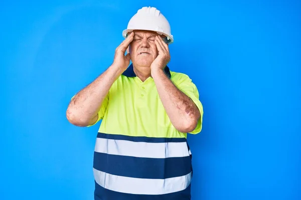 Senior Gråhårig Man Bär Arbetare Reflekterande Skjorta Och Hatt Med — Stockfoto