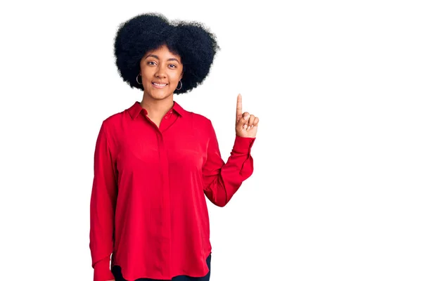 Fiatal Afro Amerikai Lány Alkalmi Ruhákat Visel Mutatva Mutatva Fel — Stock Fotó