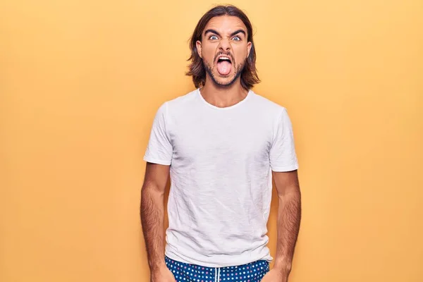 Jovem Homem Bonito Vestindo Roupas Casuais Colando Língua Feliz Com — Fotografia de Stock