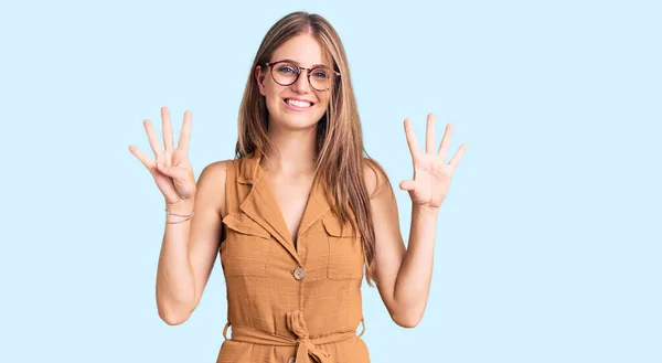 Ung Vacker Blond Kvinna Bär Casual Kläder Och Glasögon Visar — Stockfoto