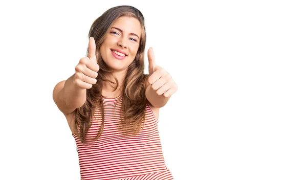 Bella Giovane Donna Caucasica Con Indosso Abiti Casual Che Approva — Foto Stock