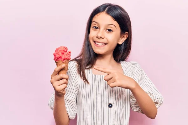 Hermosa Niña Sosteniendo Helado Sonriendo Feliz Señalando Con Mano Dedo — Foto de Stock